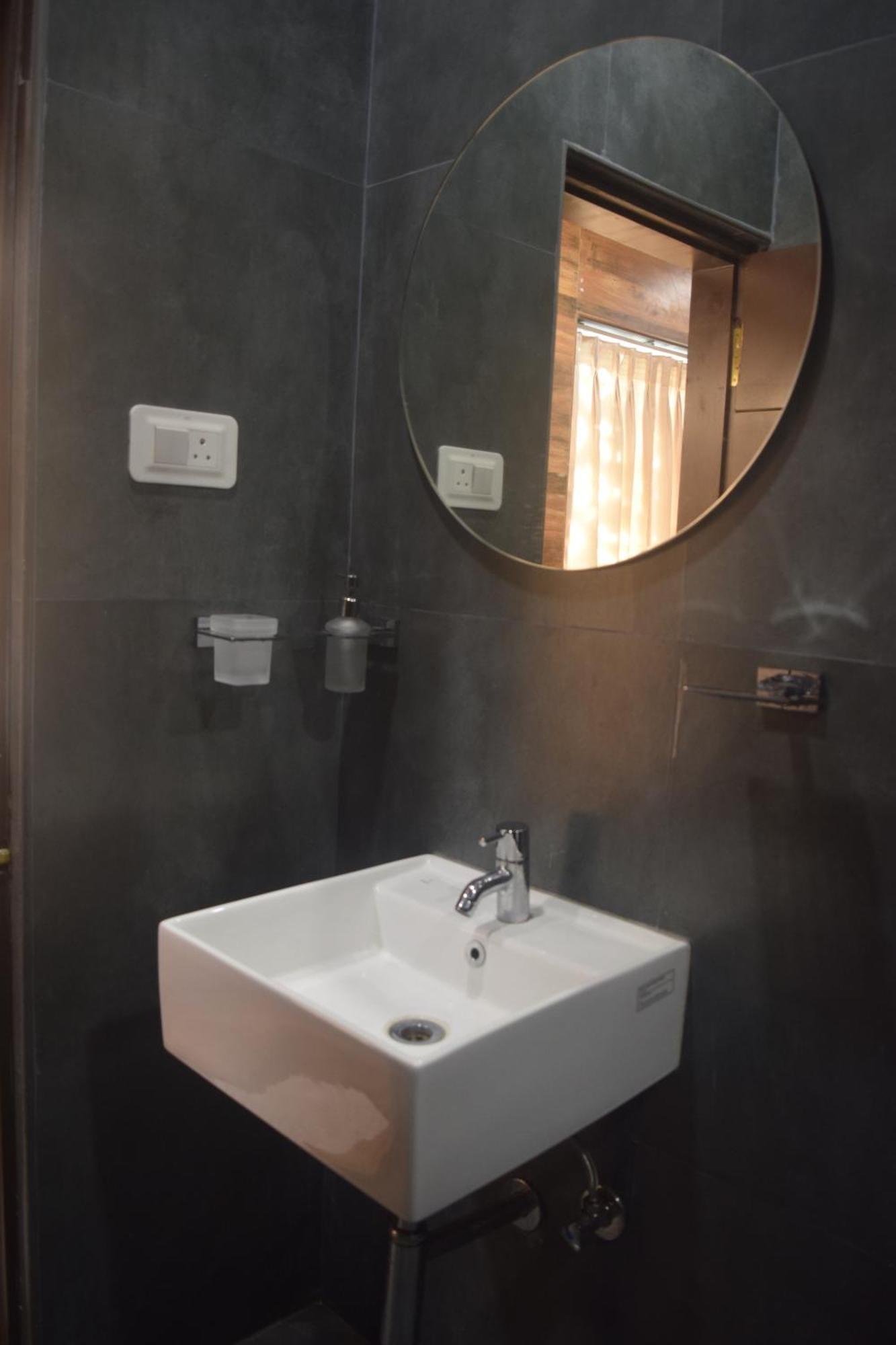 Esakki Empire Hotel Chennai Eksteriør billede